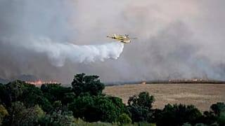 Un avión de extinción de incendios arroja agua durante los esfuerzos por extinguir un incendio forestal cerca de Navalcarnero, en Madrid, España, el 17 de julio de 2025.