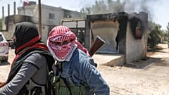 Combatientes beduinos en la aldea de Mazraa, a las afueras de la ciudad de Sueida, durante enfrentamientos con milicias drusas, Siria, 18 de julio de 2025.