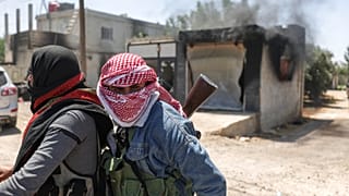 Combatientes beduinos en la aldea de Mazraa, a las afueras de la ciudad de Sueida, durante enfrentamientos con milicias drusas, Siria, 18 de julio de 2025.