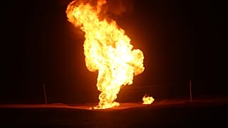 Las llamas se elevan por los aires después de que explota un gasoducto natural en la provincia occidental de Chaharmahal y Bakhtiari, Irán, el 14 de febrero de 2024.