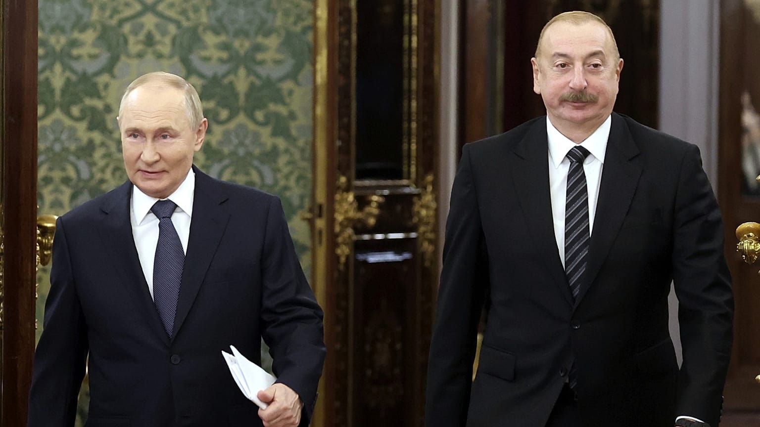 Prezydent Rosji Władimir Putin, po lewej, i prezydent Azerbejdżanu Ilham Alijew wchodzą do sali podczas spotkania na Kremlu w Moskwie, Rosja, 8 października 2024 r. 