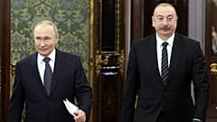 Der russische Präsident Wladimir Putin, links, und der aserbaidschanische Präsident Ilham Aliyev betreten einen Saal während eines Treffens im Kreml in Moskau, Russland, 8. Oktober 2024. 
