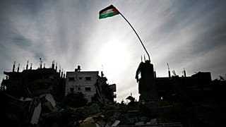 علم فلسطيني يرفرف فوق المباني المدمرة في جباليا ، شمال قطاع غزة