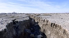 شکاف‌هایی در زمین‌های ملارد، غرب تهران، ایران که در اثر خشکسالی و پمپاژ بیش از حد آب ایجاد شده‌اند،  ۸ ژانویه ۲۰۱۹