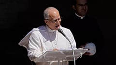 Papst Leo XIV. segnet die Gläubigen, die sich auf dem Platz vor dem Apostolischen Palast zum mittäglichen Angelusgebet in Castel Gandolfo, Italien, versammelt haben, Sonntag, 20. Juli 2025.