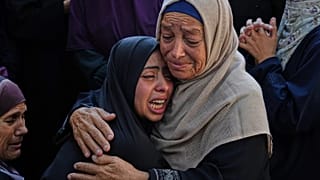 Familiares de palestinos muertos en ataques israelíes en la Franja de Gaza lloran su muerte en el Hospital Al-Shifa en la ciudad de Gaza, el sábado 28 de junio de 2025.