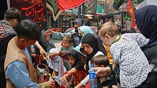 أفغان يتلقون العصير من أحد الأكشاك، كابول، أفغانستان، الأحد 6 يوليو/تموز 2025.  