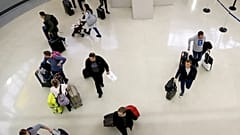 Επιβάτες που φθάνουν στον τερματικό σταθμό αφίξεων
