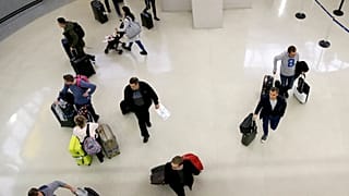 Pasajeros llegando a la terminal de llegadas