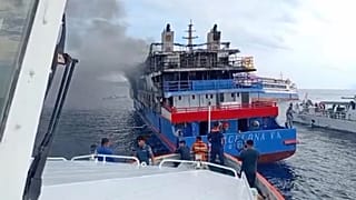 Un barco de rescate se acerca al buque de pasajeros KM Barcelona tras incendiarse en aguas de la isla de Talise, en Sulawesi del Norte, Indonesia, el domingo 20 de julio de 2025.