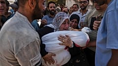 Los palestinos lloran a sus familiares que murieron mientras intentaban llegar a los camiones de ayuda, en el Hospital Shifa en la ciudad de Gaza el 20 de julio de 2025.