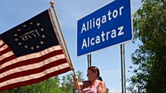 Eine Frau schwenkt eine US-Flagge vor der Haftanstalt für Migranten in Ochopee, Florida (12. Juli 2025)