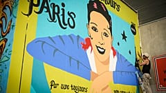 Der Künstler Franck Duval, auch bekannt als FKDL, arbeitet an einem Wandgemälde der US-amerikanisch-französischen Entertainerin und Bürgerrechtsaktivistin Josephine Baker