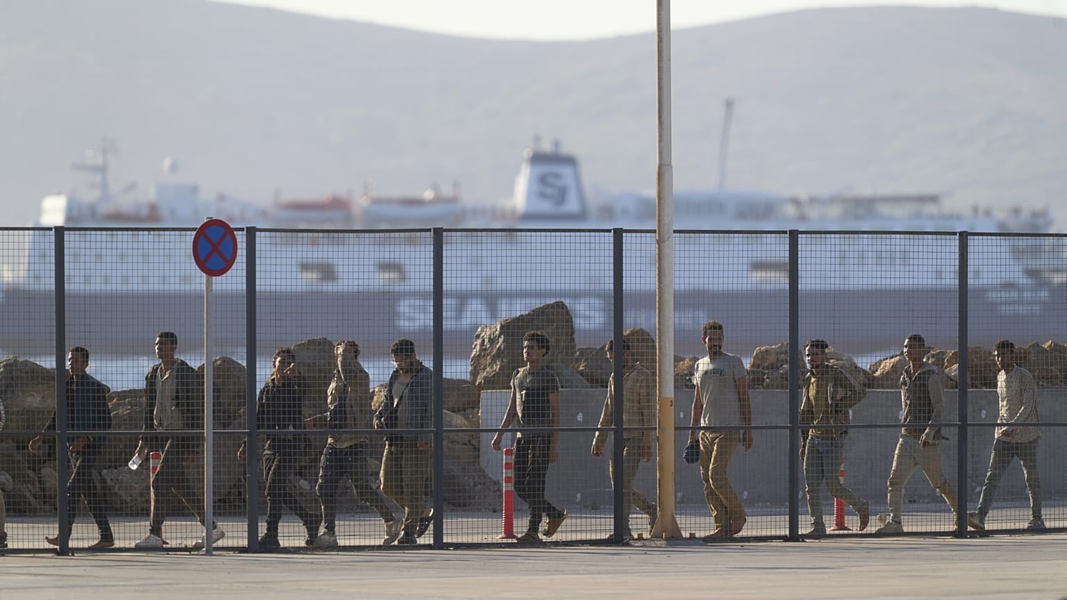 Krétánál kimentett illegális migránsok a görögországi Lavrio kikötőjében
