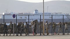 Krétánál kimentett illegális migránsok a görögországi Lavrio kikötőjében