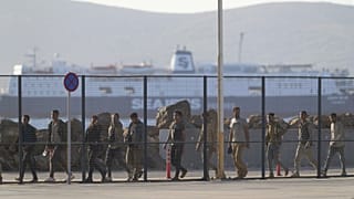 Krétánál kimentett illegális migránsok a görögországi Lavrio kikötőjében