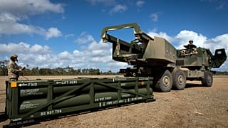 Um soldado dos EUA prepara-se para carregar o Sistema de Mísseis Táticos do Exército (ATACMS) no Sistema de Foguetes de Artilharia de Grande Mobilidade (HIMARS) em Queensland