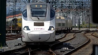 Un tren de pasajeros tipo Alvia llega a la estación de Santiago de Compostela, España, el viernes 26 de julio de 2013.
