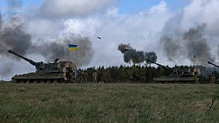 Des soldats ukrainiens tirent avec un AS90 lors d'un exercice militaire dans un camp d'entraînement militaire en Angleterre, le vendredi 24 mars 2023.