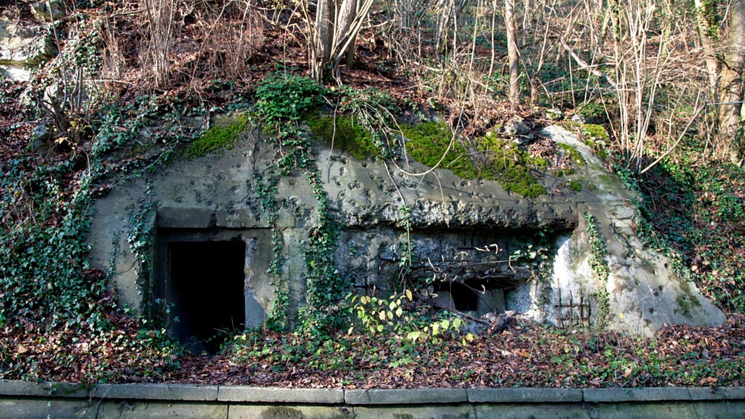DATEI - Ein Bunker aus dem Zweiten Weltkrieg ist am 14. Dezember 2015 in Lanaye, Belgien, in einen Hang oberhalb der Maas eingelassen.
