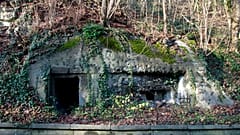 DATEI - Ein Bunker aus dem Zweiten Weltkrieg ist am 14. Dezember 2015 in Lanaye, Belgien, in einen Hang oberhalb der Maas eingelassen.
