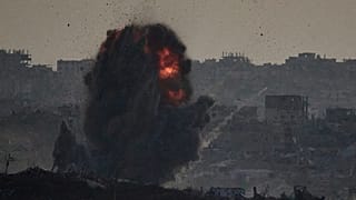 قصف إسرائيلي مكثف يستهدف غزة وسط تصاعد التوتر
