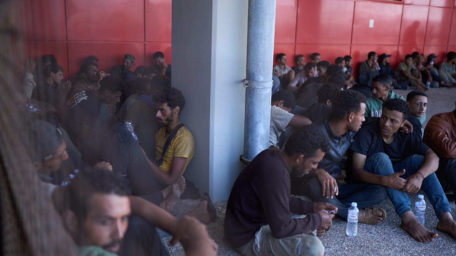 Migranci na południe od Krety czekają na rejestrację po przybyciu do portu Lavrio w Grecji w czwartek 10 lipca 2025 r.