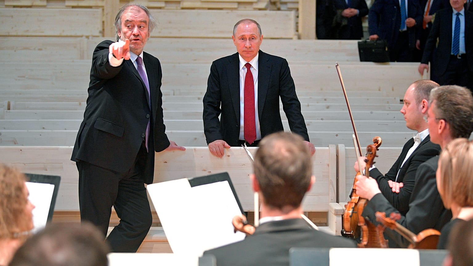 Le président russe Vladimir Poutine visite la nouvelle salle de concert du théâtre Mariinsky. À ses côtés, le chef d'orchestre Valery Gergiev, Russie, 3 juin 2017 