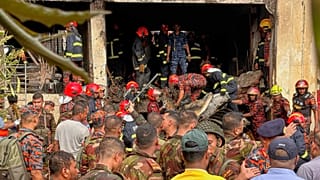 Bomberos comprueban los restos de un avión de entrenamiento de la Fuerza Aérea de Bangladesh que se estrelló en el campus de una escuela en Dhaka, 21 de julio de 2025.