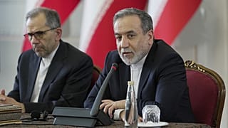 Le ministre des affaires étrangères Abbas Araghchi s'exprime lors d'une réunion avec des diplomates étrangers basés à Téhéran, Iran, samedi 12 juillet 2025.