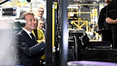 Der französische Präsident Emmanuel Macron besucht das Werk von Daimler Buses im Rahmen des 8. Gipfels "Choose France", der ausländische Investitionen in Frankreich anziehen soll