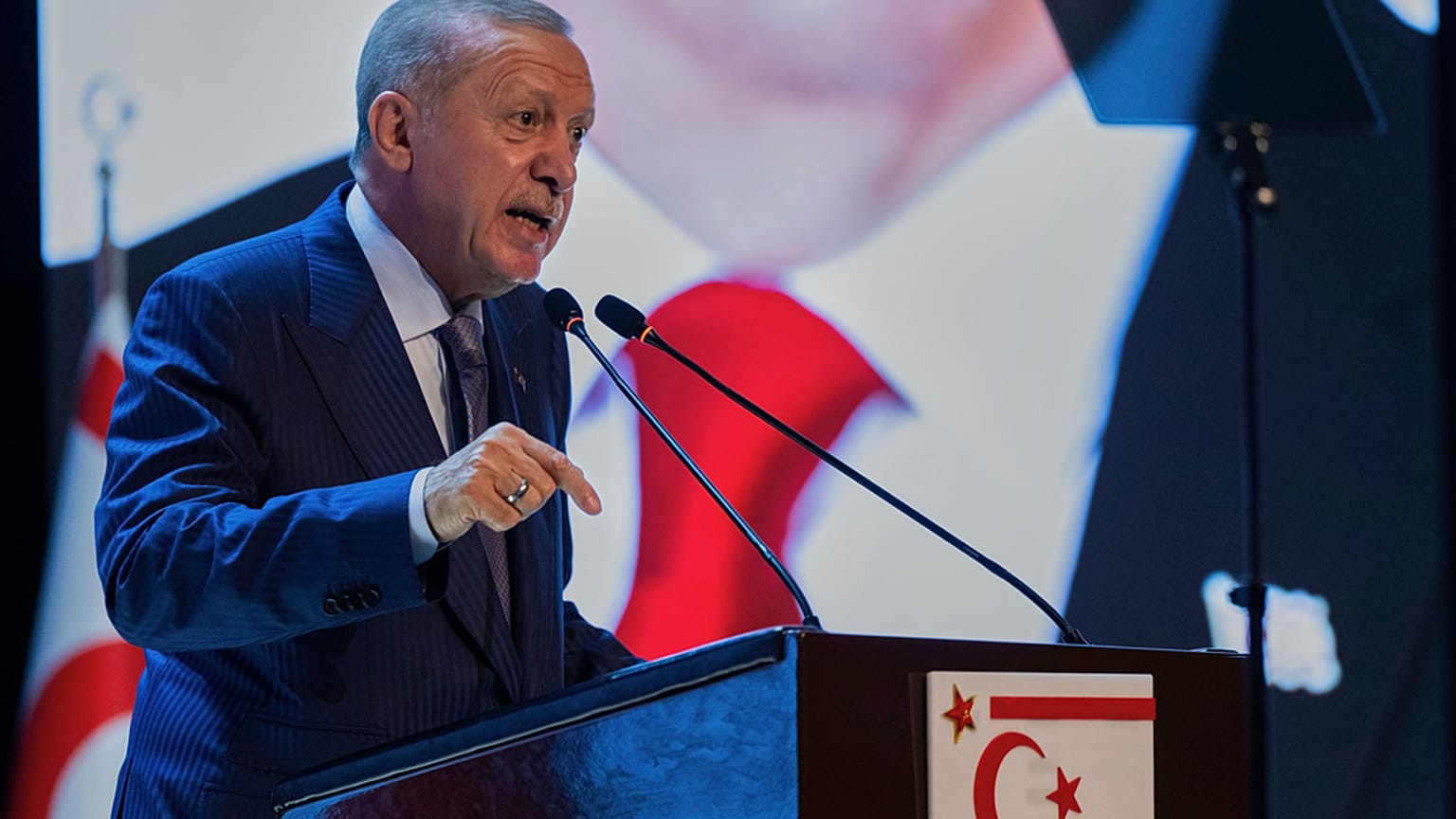  الرئيس التركي رجب طيب أردوغان يتحدث بعد اجتماع مع زعيم القبارصة الأتراك إرسين تتار، قبرص، في العاصمة المقسمة نيقوسيا، الأحد 20 يوليو/تموز 2025. 