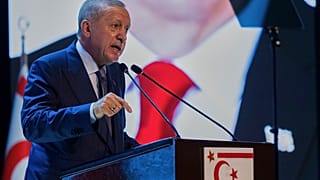الرئيس التركي رجب طيب أردوغان يتحدث بعد اجتماع مع زعيم القبارصة الأتراك إرسين تاتار، قبرص، في العاصمة المنقسمة نيقوسيا، يوم الأحد، 20 يوليو 2025.