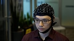 Gorro con inteligencia artificial diseñada para transformar pensamientos en texto en una pantalla