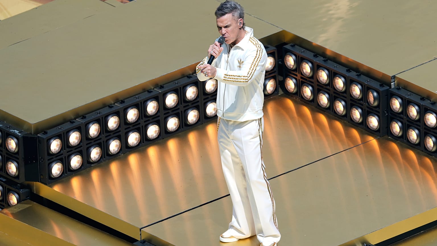 Ο Robbie Williams εμφανίστηκε πριν από τον τελικό του Παγκοσμίου Κυπέλλου Συλλόγων μεταξύ της Τσέλσι και της PSG στις 13 Ιουλίου 2025, στο East Rutherford του Νιου Τζέρσεϊ.