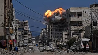 Fumo e chamas irrompem de um ataque aéreo israelita na cidade de Gaza, 21 de julho de 2025