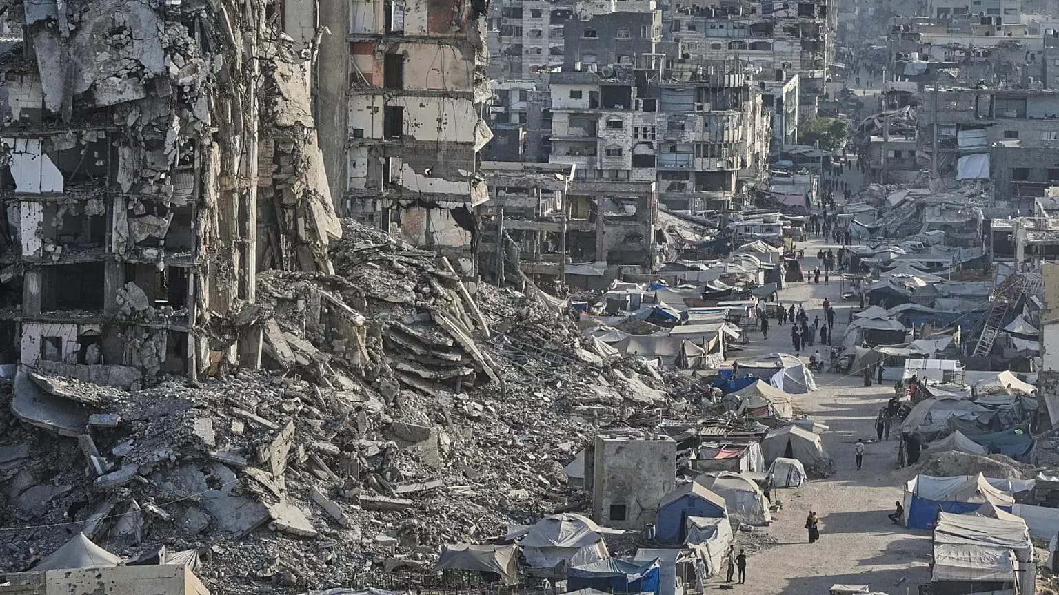 Tiendas de campaña de palestinos desplazados en medio de infraestructuras destruidas por la guerra en la ciudad de Gaza, 17 de julio de 2025.