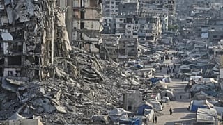 Le tende che ospitano i palestinesi sfollati sono visibili tra le infrastrutture danneggiate dalla guerra a Gaza City, 17 luglio 2025.