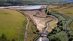 ARCHIVO - El tráfico cruza un puente en Woodhead Reservoir en West Yorkshire, Inglaterra, lunes 18 de julio de 2022.