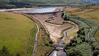 ARCHIVO - El tráfico cruza un puente en Woodhead Reservoir en West Yorkshire, Inglaterra, lunes 18 de julio de 2022.