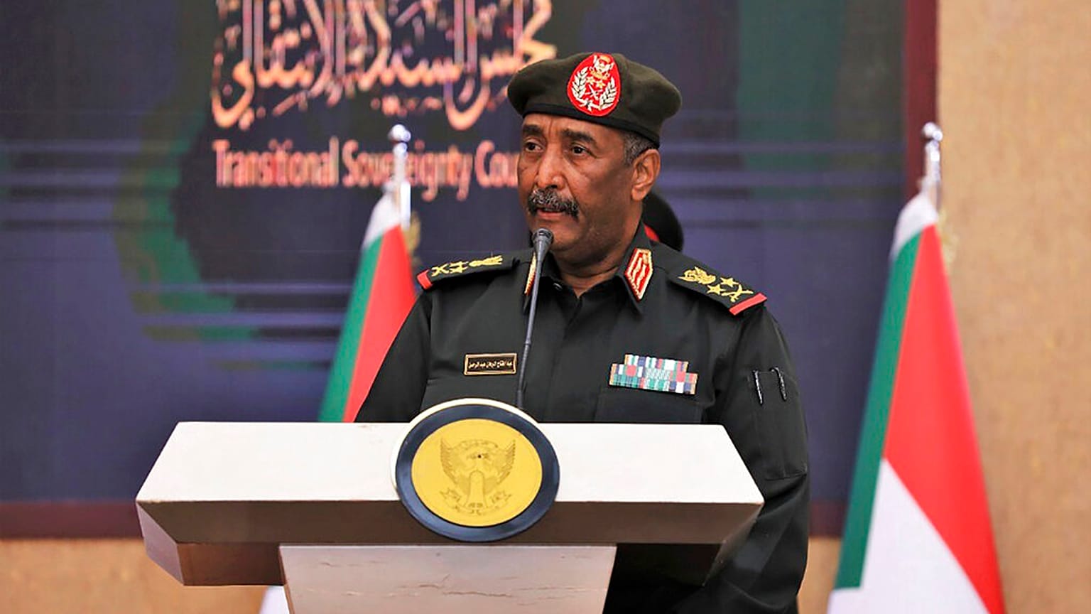  في هذه الصورة التي قدمها مجلس السيادة الانتقالي السوداني، يتحدث الفريق أول عبد الفتاح البرهان، القائد الأعلى للجيش السوداني، خلال حفل إعادة رئيس الوزراء عبد الله حمدوك