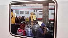 Una mujer sudanesa y sus hijos esperan el tren a Asuán en la estación de ferrocarril de Ramsés, El Cairo, 21 de julio de 2025.