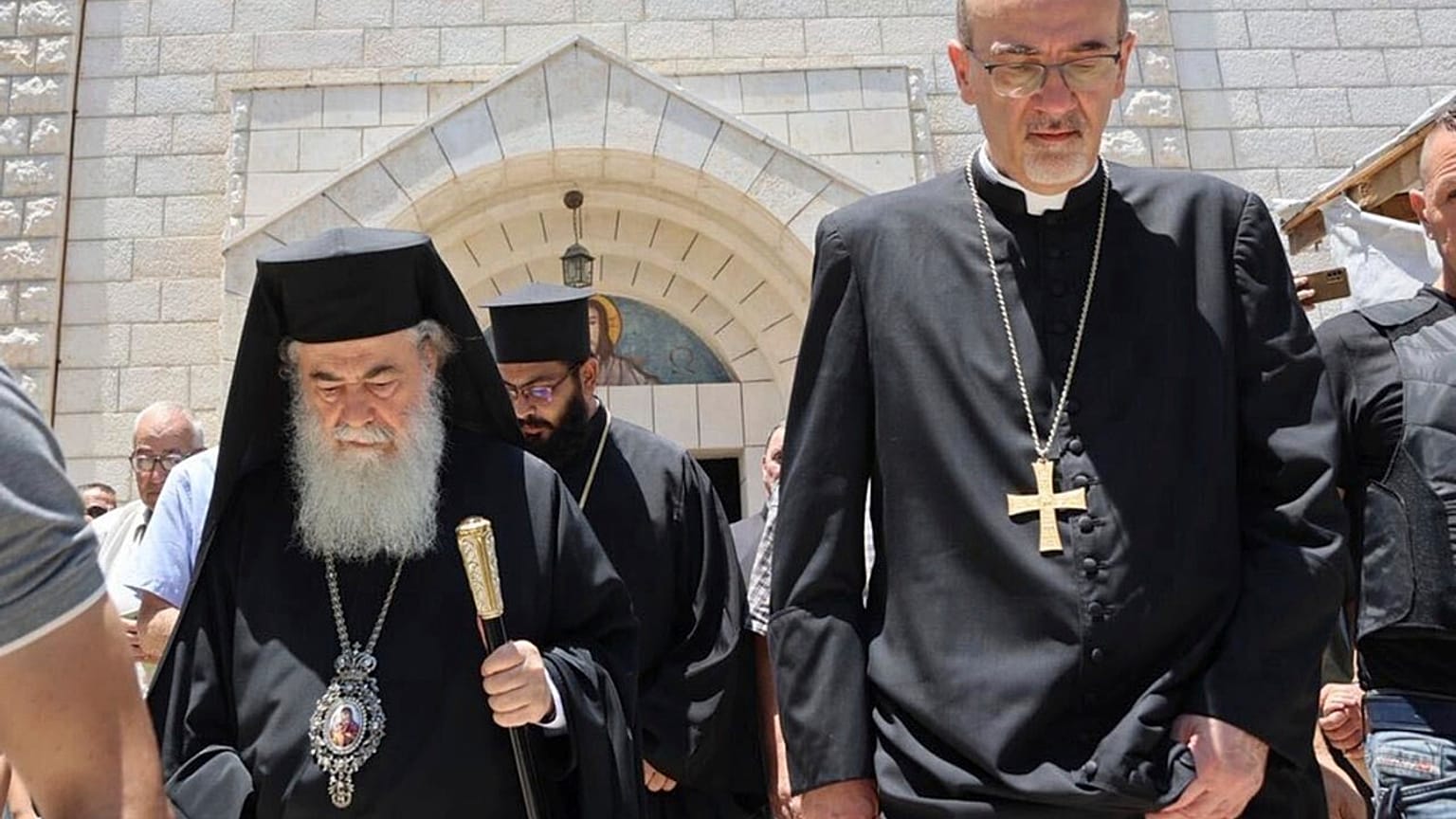 I patriarchi di Gerusalemme, il patriarca greco-ortodosso Theophilos III, a sinistra, e il patriarca latino cardinale Pierbattista Pizzaballa, a destra, Gaza