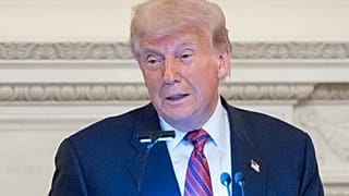 الرئيس دونالد ترمب يتحدث خلال عشاء أقيم لأعضاء مجلس الشيوخ الجمهوريين في قاعة الطعام الرسمية بالبيت الأبيض، يوم الجمعة 18 يوليو 2025، في واشنطن.
