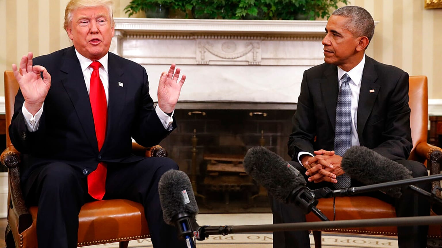 Il presidente Barack Obama ascolta mentre il presidente eletto Donald Trump parla durante il loro incontro nella Sala Ovale della Casa Bianca a Washington, 2016