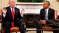 Präsident Barack Obama hört zu, als der designierte Präsident Donald Trump während ihres Treffens im Oval Office des Weißen Hauses in Washington spricht, 2016