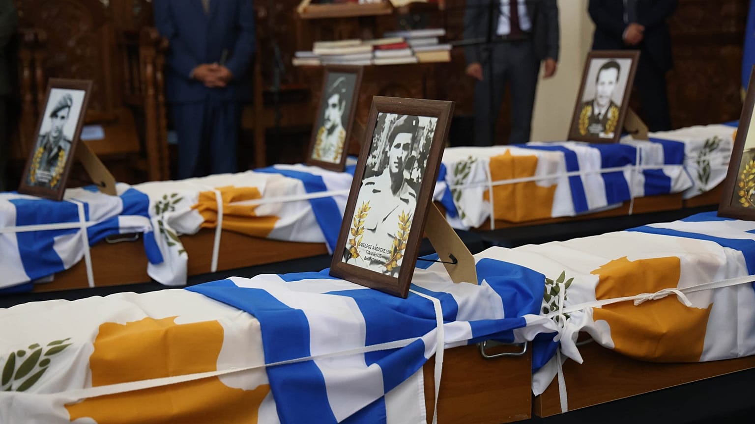ΤΑ ΦΕΡΕΤΡΑ ΜΕ ΤΑ ΟΣΤΑ ΤΩΝ 16 ΗΡΩΩΝ