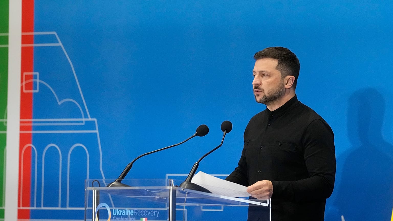 Prezydent Ukrainy Wołodymyr Zełenski rozmawia z dziennikarzami podczas konferencji poświęconej odbudowie Ukrainy w centrum konferencyjnym La Nuvola w Rzymie, 2025r.
