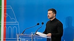 Prezydent Ukrainy Wołodymyr Zełenski rozmawia z dziennikarzami podczas konferencji poświęconej odbudowie Ukrainy w centrum konferencyjnym La Nuvola w Rzymie, 2025r.