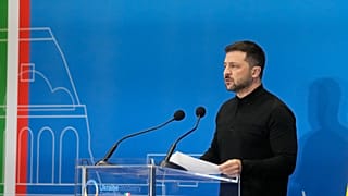 Prezydent Ukrainy Wołodymyr Zełenski rozmawia z dziennikarzami podczas konferencji poświęconej odbudowie Ukrainy w centrum konferencyjnym La Nuvola w Rzymie, 2025r.